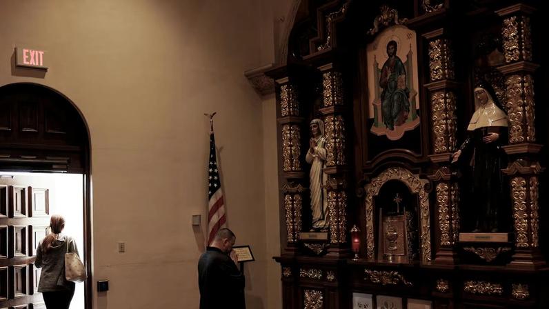 Fiéis rezando após a missa na Catedral de Santo Agostinho, no centro de Tucson, Arizona