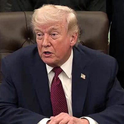 Navio de guerra dos EUA atinge cargueiro iraniano tentando burlar bloqueio, diz Trump