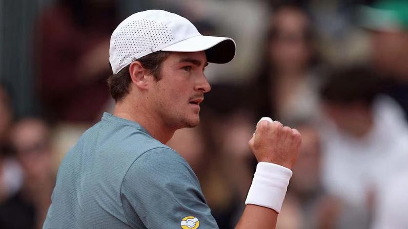João Fonseca na estreia no Masters 1000 de Monte Carlo, contra o canadense Gabriel Diallo (Reprodução)