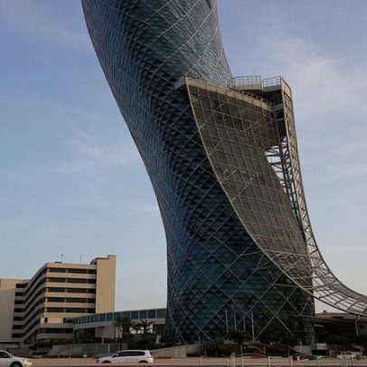 Abu Dhabi destaca arquitetura e contrastes culturais