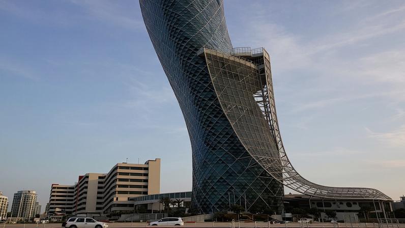 Capital Gate - Abu Dhabi, Emirados Árabes - FritzDaCat/Wikimédia Commons