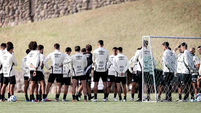 Elenco do Santos reunido no Equador antes da partida válida pela Sul-Americana