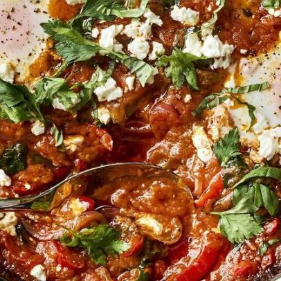 Ovos pochê com Obe Ata elevam molho nigeriano a destaque no café da manhã