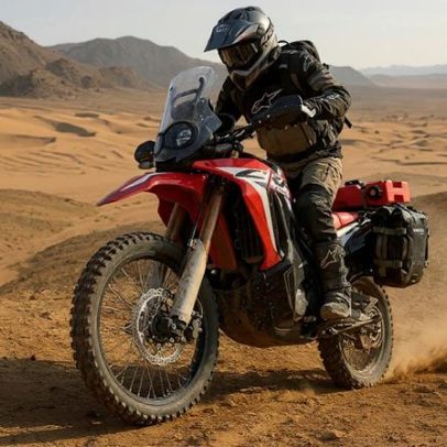 Moto 300cc com suspensão de rali e tanque de 14 L percorre deserto com 35 km/L