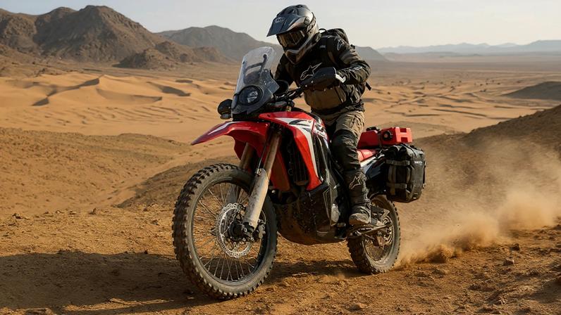 Motocicleta aventureira leve configurada para expedições em terrenos irregulares com autonomia elevada