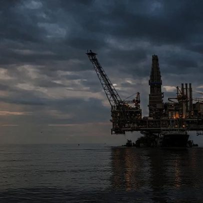 Petróleo sobe quase 8% após EUA bloquearem o Estreito de Ormuz