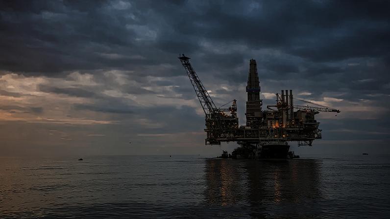 Menos de uma semana depois de ficar abaixo de US$ 95, barril de petróleo voltou a disparar; na imagem, plataforma de extração de petróleo