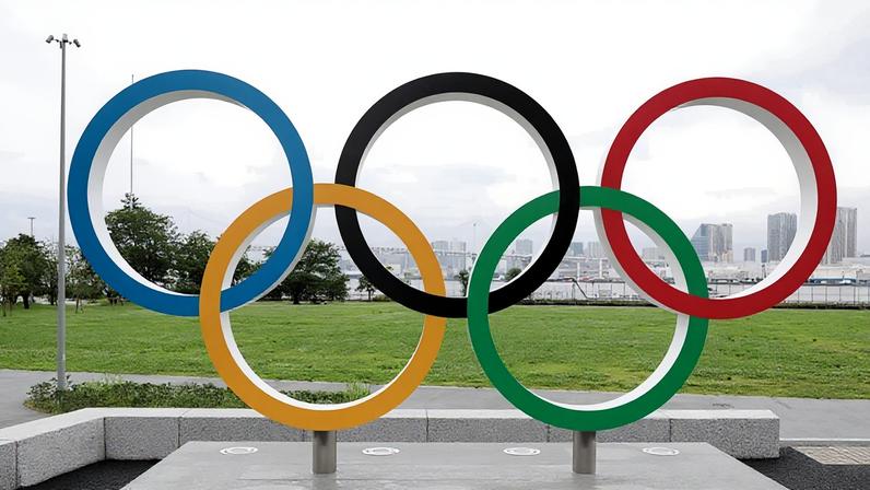 Na imagem, os anéis olímpicos em uma bandeira