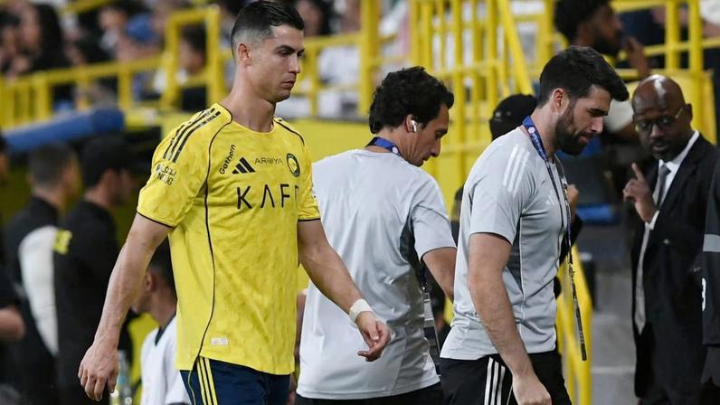 Cristiano Ronaldo deixa jogo após mal-estar e vomita no vestiário