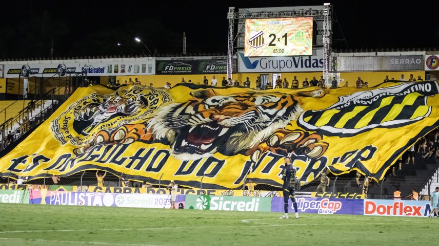 Torcida do Novorizontino no Estádio Doutor Jorge Ismael de Biasi, em Novo Horizonte.