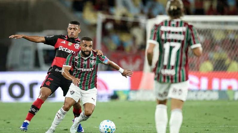 Flamengo vence o Fluminense no Maracanã e aumenta pressão no Brasileirão