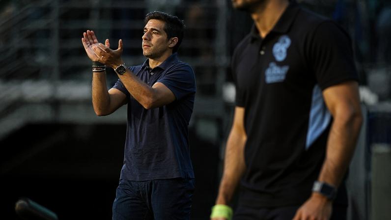Abel Ferreira à beira do campo durante a vitória sobre o Sporting Cristal