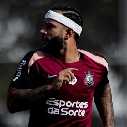 Memphis Depay aguarda avaliações do departamento médico do Corinthians