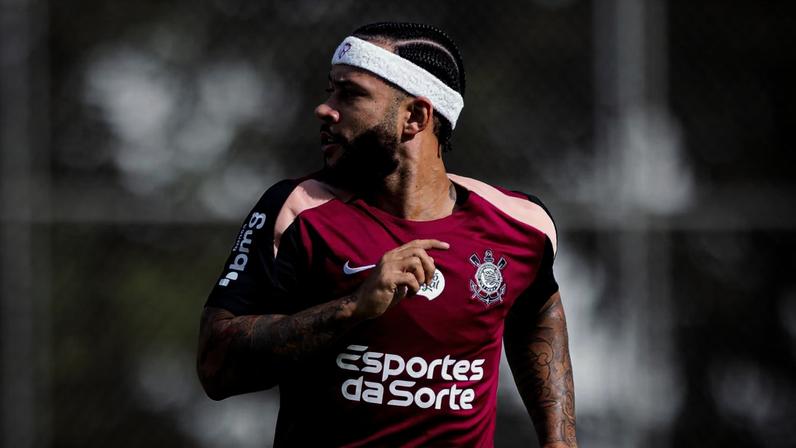 Memphis Depay aguarda avaliações do departamento médico do Corinthians
