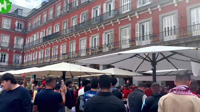Torcedores do Arsenal tomam as ruas de Madrid com empolgação antes do jogo de ida da semifinal da UEFA Champions League contra o Atlético de Madrid.
