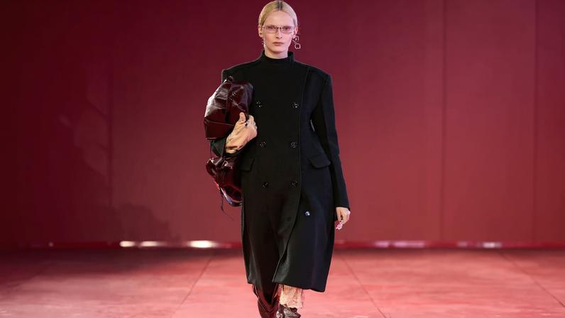 Alex Consani walking H&M180:The London Issue runway, wearing H&M Studio's Autumn/Winter 2025 collection.