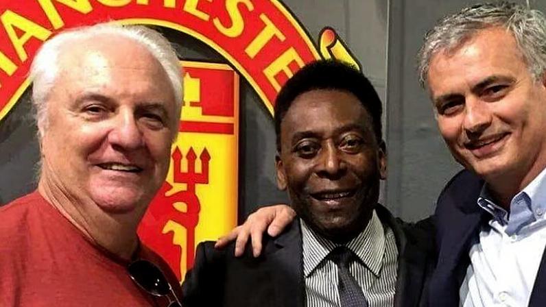 Pepito acompanhava Pelé em todas as viagens. Aqui, os dois ao lado do técnico português José Mourinho