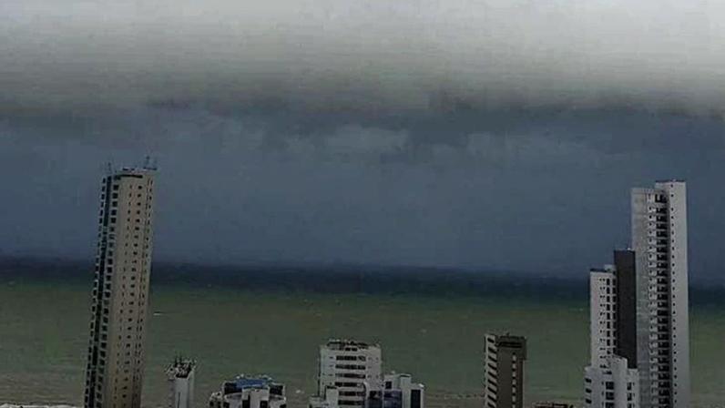 Nuvens carregadas de uma Onda de Leste provocaram chuva intensa em Recife (PE), entre 6 e 7 de abril de 2026. (Foto: Recife, PE, por Henrique Chen)