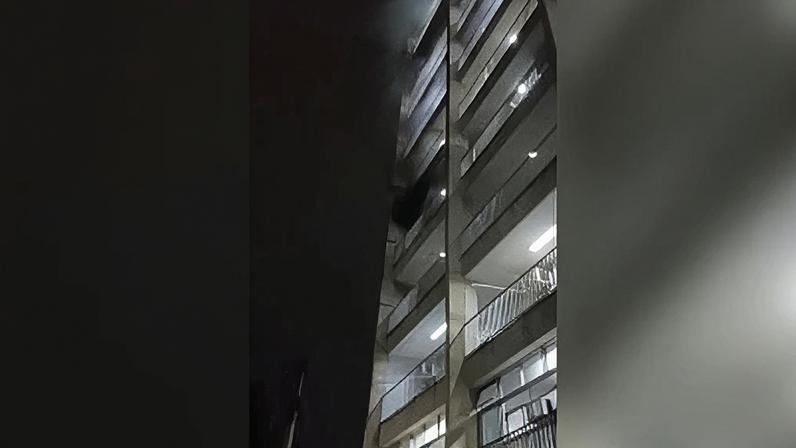 Segundo testemunhas, o fogo teria iniciado em um ar condicionado no quarto andar do hospital.