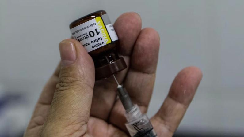 Entenda como ela é transmitida, os sintomas, quem deve tomar a vacina e outras medidas protetoras. Crédito: Edição: Júlia Pereira