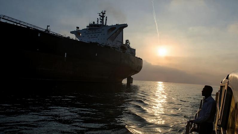 Navio-petroleiro: Estreito de Ormuz é o grande ponto de atenção para os investidores; tráfego no estreito foi novamente paralisado nesta segunda-feira (20). (Foto: Ali Mohammadi/Bloomberg