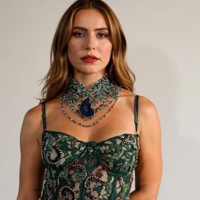 Paolla Oliveira escolhe look de renda para festa de 44 anos