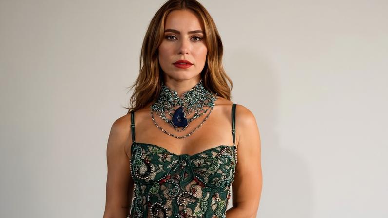 Paolla Oliveira escolhe look de renda para festa de 44 anos