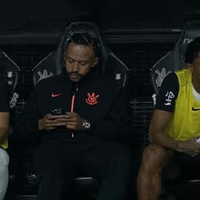 Memphis Depay recebe advertência por uso de celular no banco