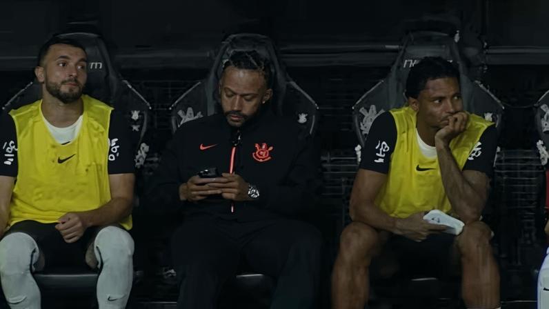 Memphis Depay recebe advertência por uso de celular no banco