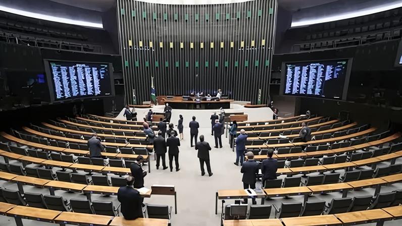 Deputados no plenário da Câmara durante sessão de votação nesta quinta-feira (9)