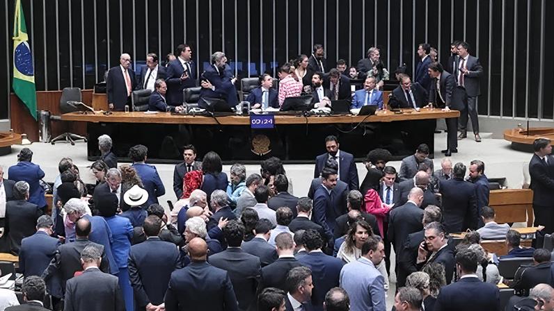 Deputados durante sessão de votações no plenário