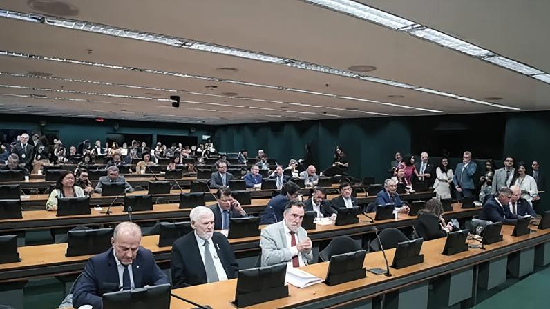 Deputados durante votação na Comissão de Constituição e Justiça (CCJ), a mais importante da Câmara