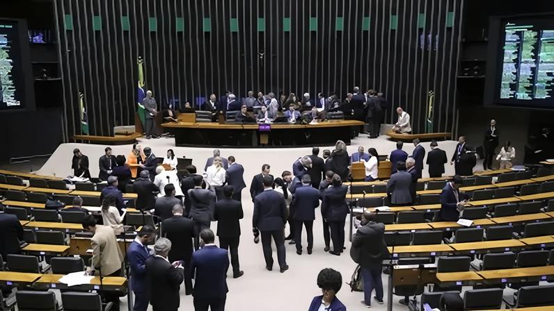 Deputados e senadores durante sessão conjunta do Congresso Nacional