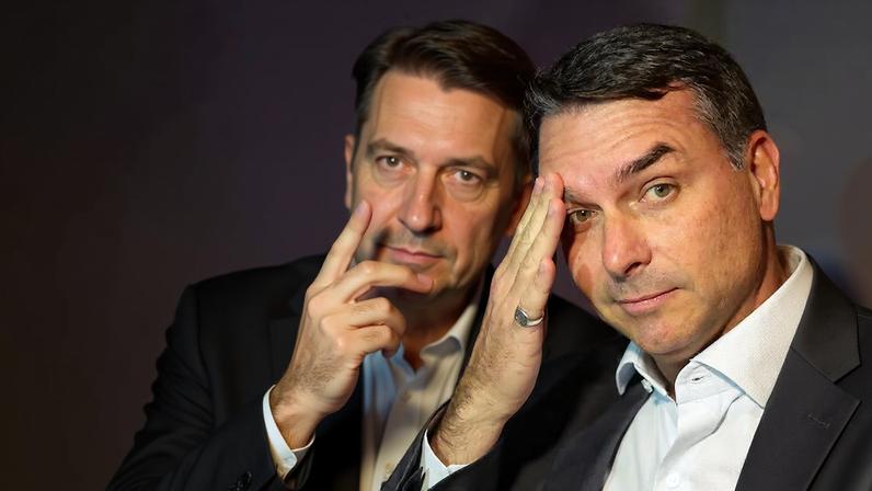 O filho quer se diferenciar do pai, mas, como ele, parece não confiar na urna eletrônica e sugere que a eleição só vale se vencer. Reconhecerá a derrota, se perder? Foto: Pedro Kirilos/Estadão