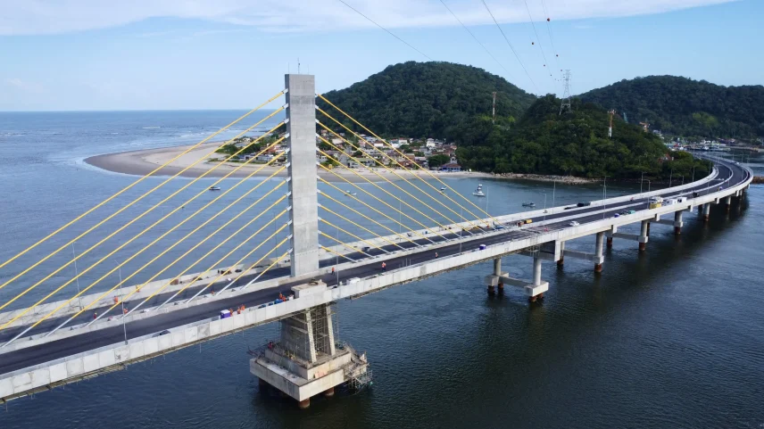 Todo o cimento utilizado na construção da Ponte foi produzido no Paraná, na fábrica da Votorantim Cimentos, em Rio Branco do Sul (PR), a maior fábrica de cimentos da América Latina. (Foto: Divulgação DER Paraná.)