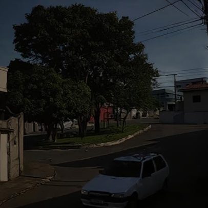 Sem cinto, mãe e filha perdem freios e batem em poste