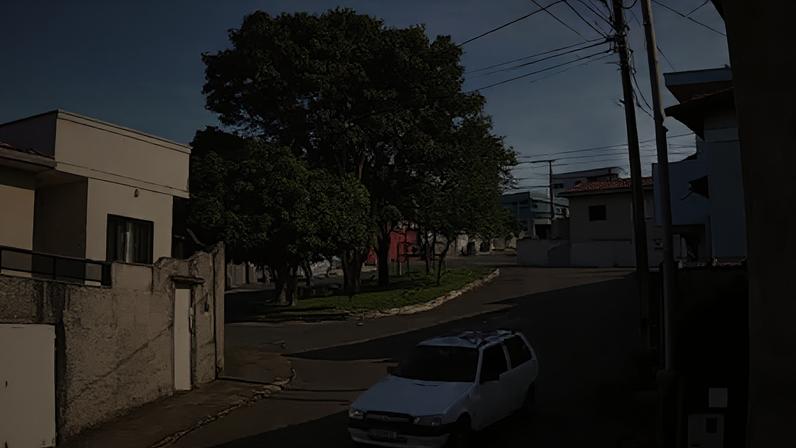 Sem cinto, mãe e filha perdem freios e batem em poste