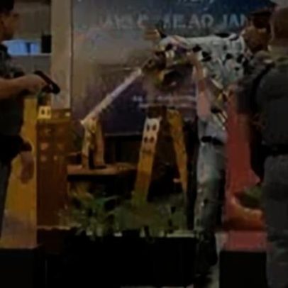 Homem com espada é contido com arma de choque em aeroporto de São Paulo