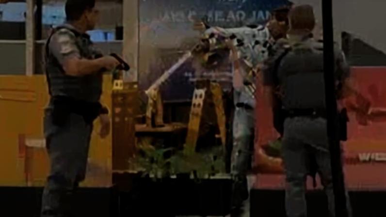 Suspeito estava ameaçando pessoas no local até ser contido por uma arma de choque por agentes da Polícia Militar