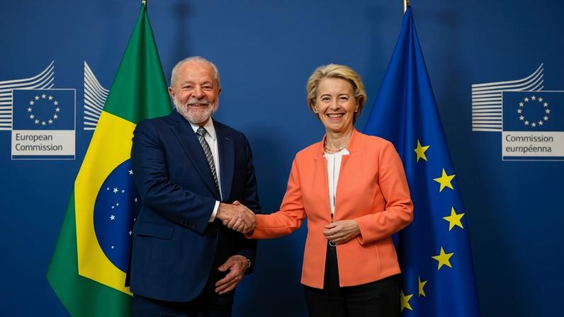 Lula cumprimenta Ursula Von der Leyen próximo à bandeira do Brasil e à da União Europeia (Ricardo Stuckert/PR)