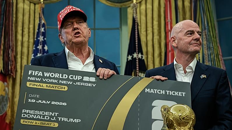 Donald Trump, presidente de EE UU, y Gianni Infantino, presidente de la la Federación Internacional de Fútbol (FIFA), durante la presentación del mundial que arranca el 11 de junio en EE UU, México y Canadá.