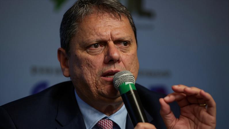 Tarcísio de Freitas afirma que Flávio Bolsonaro pode vencer Lula no 1º turno