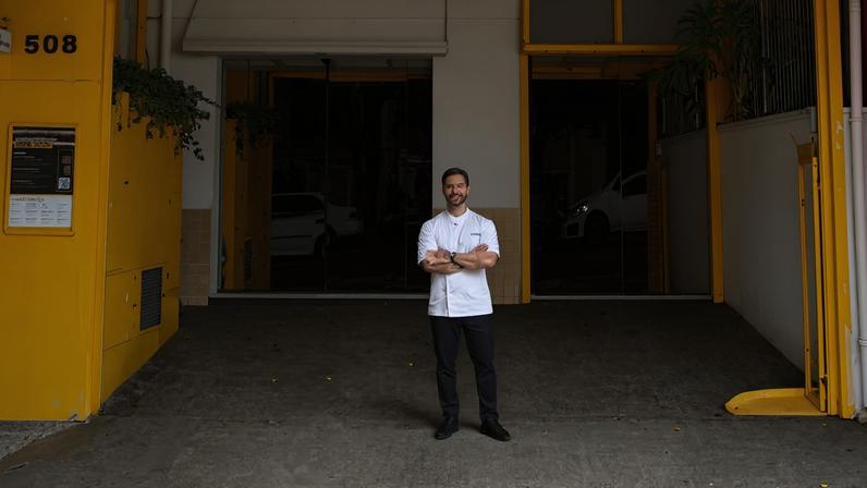 O confeiteiro Diego Lozano em frente a nova Escola de Confeitaria, em Pinheiros. Foto: Escola de Confeitaria / DIVULGAÇÃO