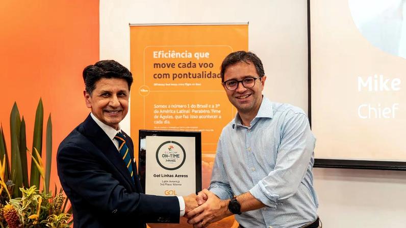 Mike Malik, Chief Industry Officer da Cirium, entrega o selo de terceira aérea mais pontual da América Latina para Celso Ferrer, CEO da GOL, em evento na Sede da Companhia