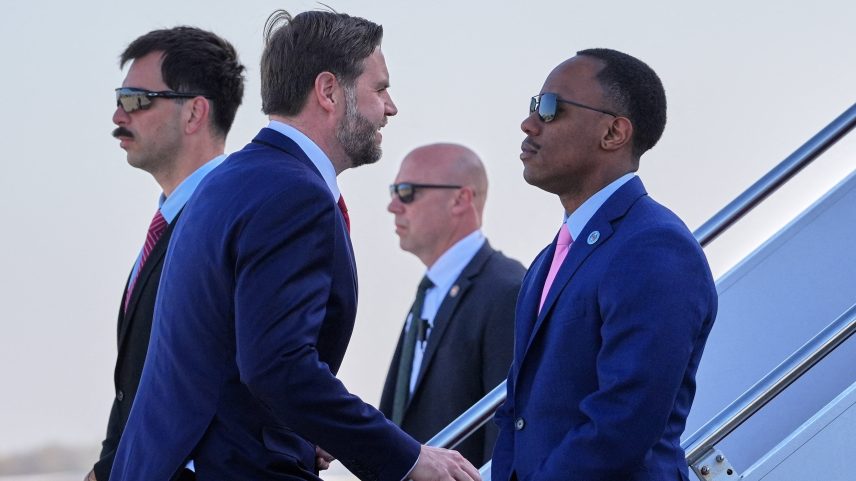 Vance embarca para o Paquistão para conversações sobre o Irã