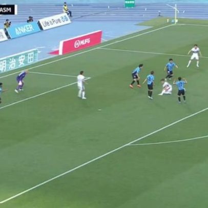 Tatsuya Ito comete pênalti durante o jogo
