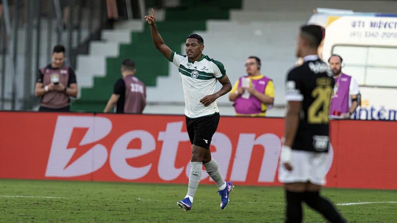 Pedro Rocha, do Coritiba, comemora seu gol durante partida contra o Atlético-MG