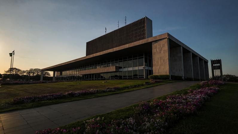 Sede do governo do Distrito Federal com arquitetura modernista e espelhos d’água em Brasília – Créditos: depositphotos.com / diegograndi