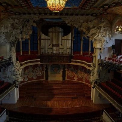 Auditório Modernista de 1908 em Barcelona ganha destaque pelo domo de vidro colorido