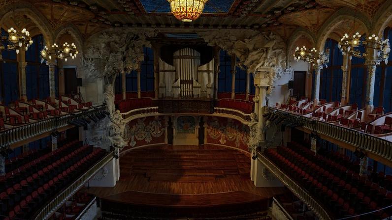 Auditório modernista com teto de vidro invertido que ilumina todo o seu interior luxuoso – Créditos: depositphotos.com / leochen66